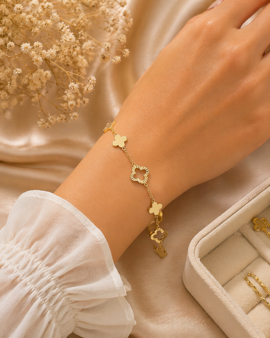 Beautiful 10K real gold bracelet for women, elegant and delicate design, size 7.5 ✨ It also includes an extension for those who prefer an adjustable fit. Perfect for everyday wear or special occasions, crafted in genuine 10K gold for lasting beauty and sh