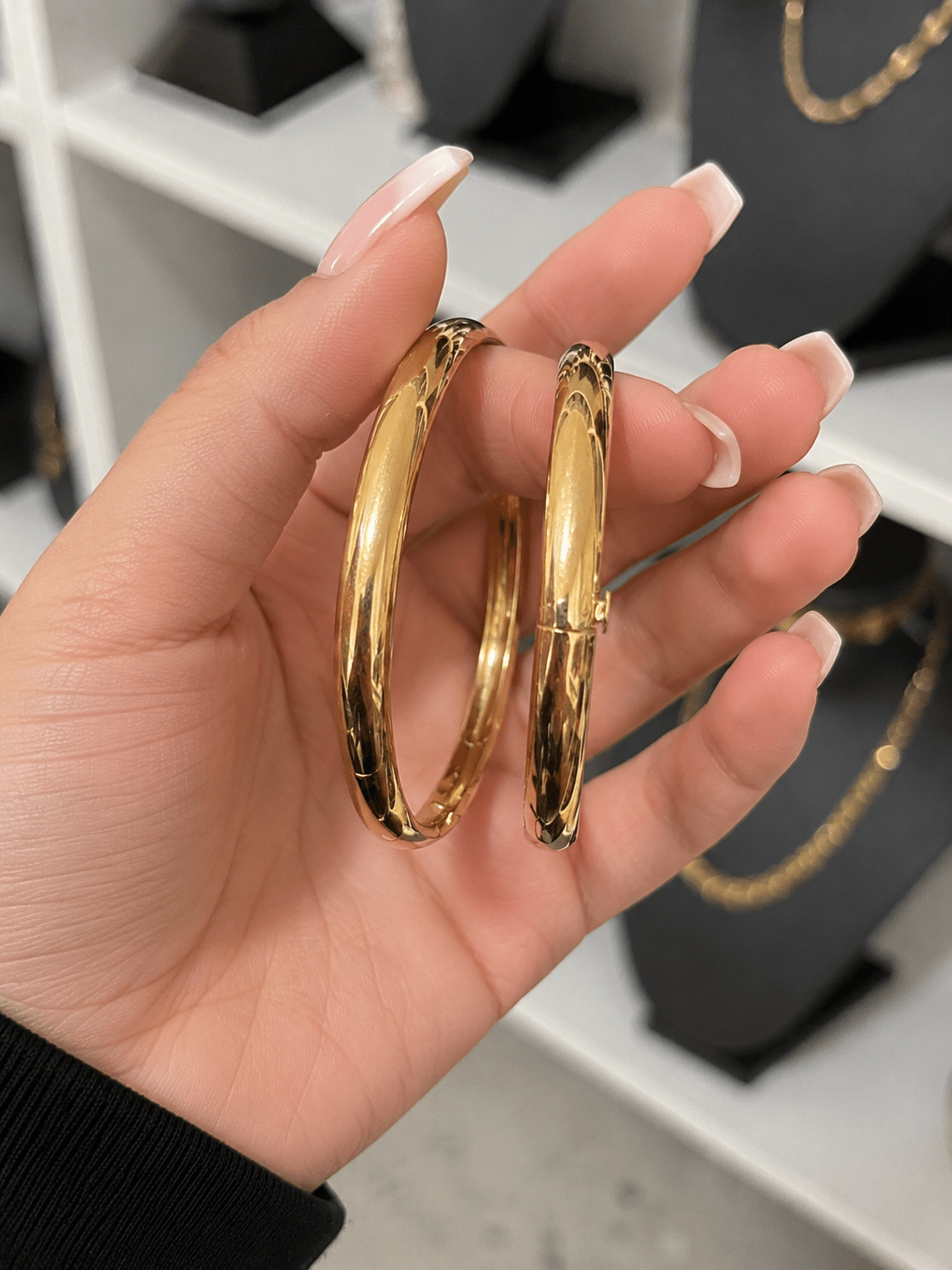 Beautiful real 10K gold bracelet for women, crafted with an elegant and timeless design. This solid bracelet measures 6.5 mm wide and size 7, perfect for everyday wear or special occasions. A luxurious piece that adds shine and sophistication to any outfi - Alejandro Jewelry LLC
