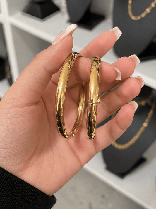 Beautiful real 10K gold bracelet for women, crafted with an elegant and timeless design. This solid bracelet measures 6.5 mm wide and size 7, perfect for everyday wear or special occasions. A luxurious piece that adds shine and sophistication to any outfi - Alejandro Jewelry LLC