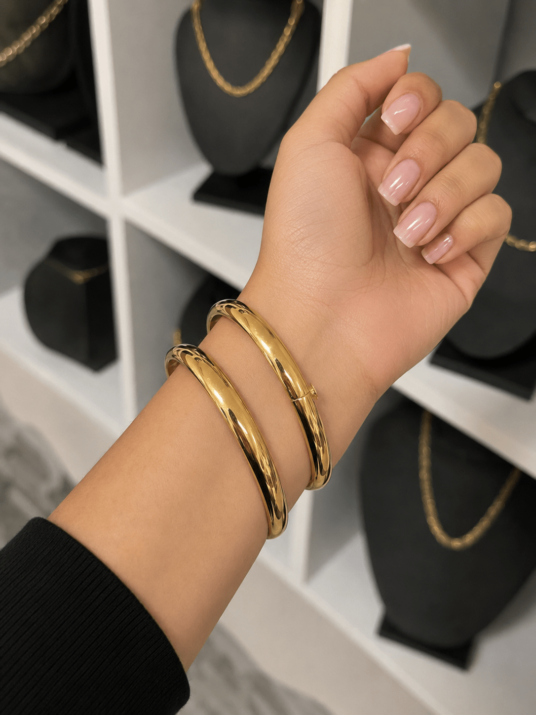 Beautiful real 10K gold bracelet for women, crafted with an elegant and timeless design. This solid bracelet measures 6.5 mm wide and size 7, perfect for everyday wear or special occasions. A luxurious piece that adds shine and sophistication to any outfi - Alejandro Jewelry LLC